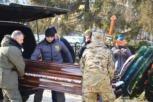 В Івано-Франківську в останню дорогу провели 58-річного бійця "Азову" Ігоря Коропецького (фото) — фото 6