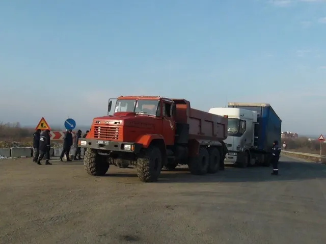На Прикарпатье водитель грузового автомобиля из-за неисправности тормозной системы перекрыл значительную часть дороги (фото) — фото 1