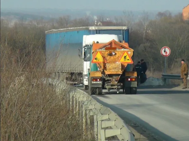 На Прикарпатье водитель грузового автомобиля из-за неисправности тормозной системы перекрыл значительную часть дороги (фото) — фото 2
