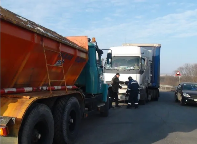 На Прикарпатье водитель грузового автомобиля из-за неисправности тормозной системы перекрыл значительную часть дороги (фото) — фото 3