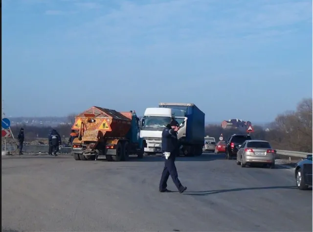 На Прикарпатье водитель грузового автомобиля из-за неисправности тормозной системы перекрыл значительную часть дороги (фото) — фото 4