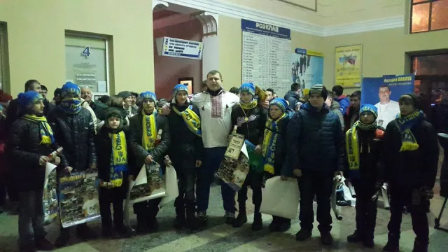 Утром, на вокзале прикарпатский богатырь Назар Павлив устроил силовое шоу для детей с Востока (фото) — фото 1