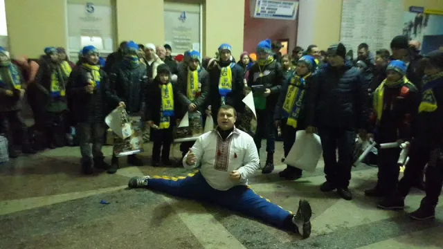 Утром, на вокзале прикарпатский богатырь Назар Павлив устроил силовое шоу для детей с Востока (фото) — фото 2