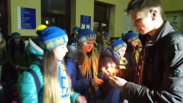 Утром, на вокзале прикарпатский богатырь Назар Павлив устроил силовое шоу для детей с Востока (фото) — фото 11