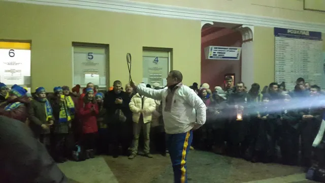Утром, на вокзале прикарпатский богатырь Назар Павлив устроил силовое шоу для детей с Востока (фото) — фото 14