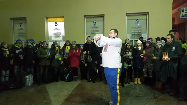 Утром, на вокзале прикарпатский богатырь Назар Павлив устроил силовое шоу для детей с Востока (фото) — фото 15