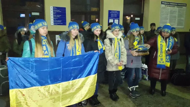 Утром, на вокзале прикарпатский богатырь Назар Павлив устроил силовое шоу для детей с Востока (фото) — фото 3