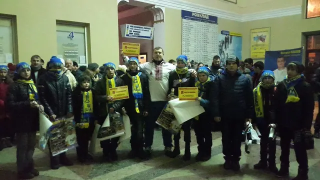 Утром, на вокзале прикарпатский богатырь Назар Павлив устроил силовое шоу для детей с Востока (фото) — фото 5