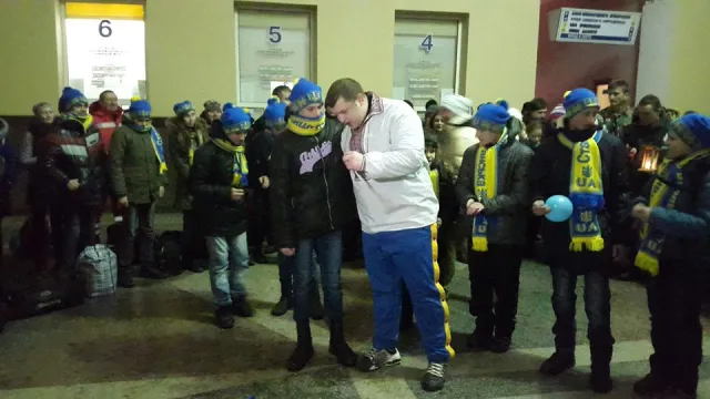 Утром, на вокзале прикарпатский богатырь Назар Павлив устроил силовое шоу для детей с Востока (фото) — фото 7