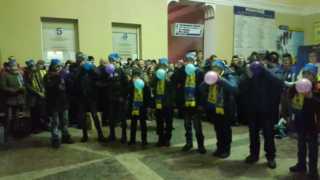 Утром, на вокзале прикарпатский богатырь Назар Павлив устроил силовое шоу для детей с Востока (фото) — фото 10
