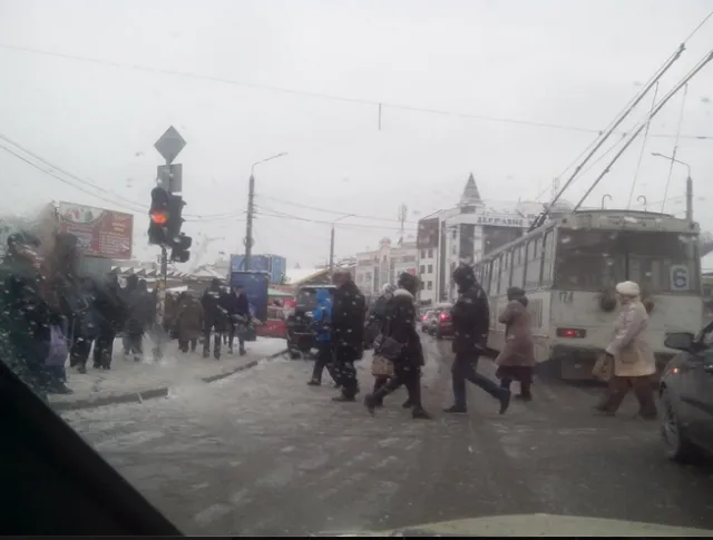 Вечная проблема на улице Днестровской в Ивано-Франковске от Пионерского парка до конца базара сплошная пробка (фото) — фото 1