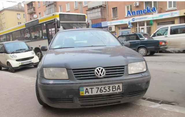 Франковские "авторагули" с первых дней нового года продолжают традицию неправильной парковки (фото) — фото 2