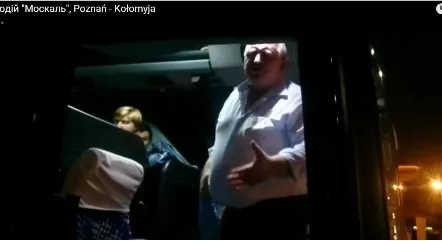 Недавно в соцсети появилось видео о конфликте между водителем международного рейса по маршруту Познань - Коломыя и несколькими пассажирами. Они, имея билеты на руках, не смогли занять места в автобусе (фото + видео) — фото 2