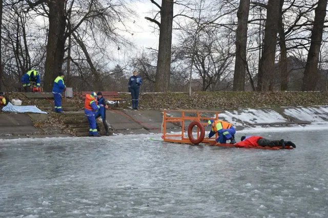 У Франківську на міському озері рятувальники витягли з крижаної води чоловіка (відео) — фото 2