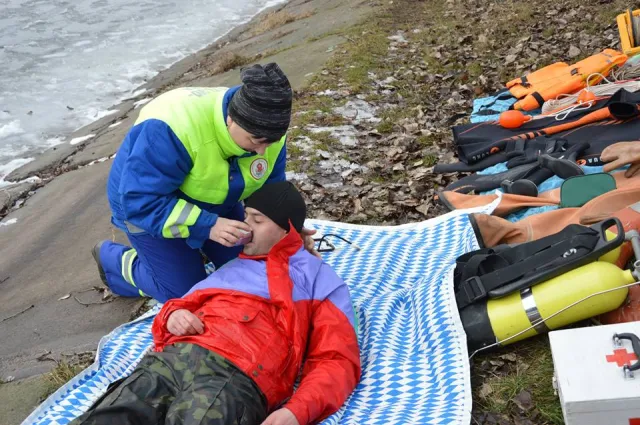 У Франківську на міському озері рятувальники витягли з крижаної води чоловіка (відео) — фото 3