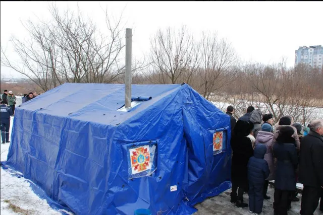 В Ивано-Франковске во время празднования Крещения спасатели обеспечивали безопасность людей (фото) — фото 1