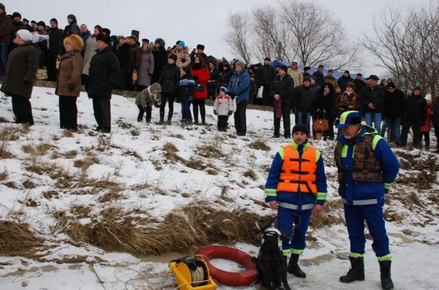 В Ивано-Франковске во время празднования Крещения спасатели обеспечивали безопасность людей (фото) — фото 2