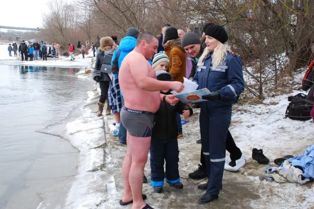 В Ивано-Франковске во время празднования Крещения спасатели обеспечивали безопасность людей (фото) — фото 5