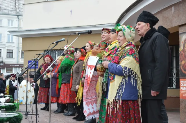 На площади Рынок состоялось праздничное действо «Во Иордане крещаюся Тебя, Господи» (фото + видео) — фото 4