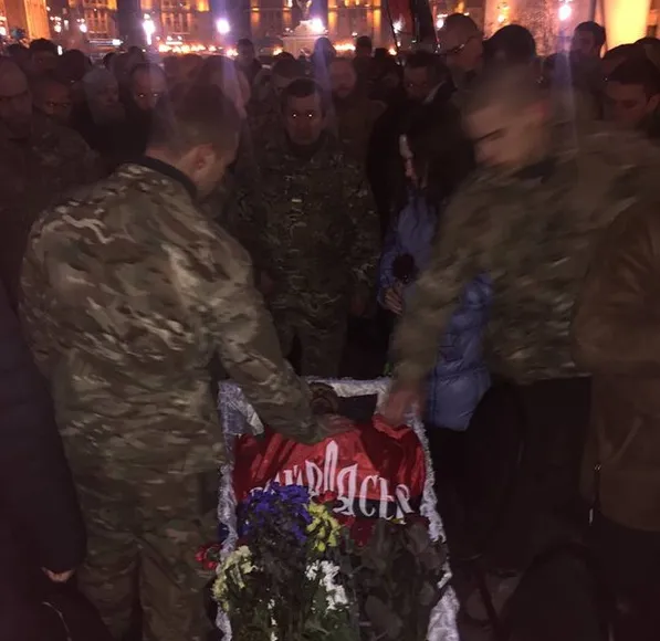 В Києві на Майдані Незалежності побратими попрощалися із другом «Семеном» (фото) — фото 1