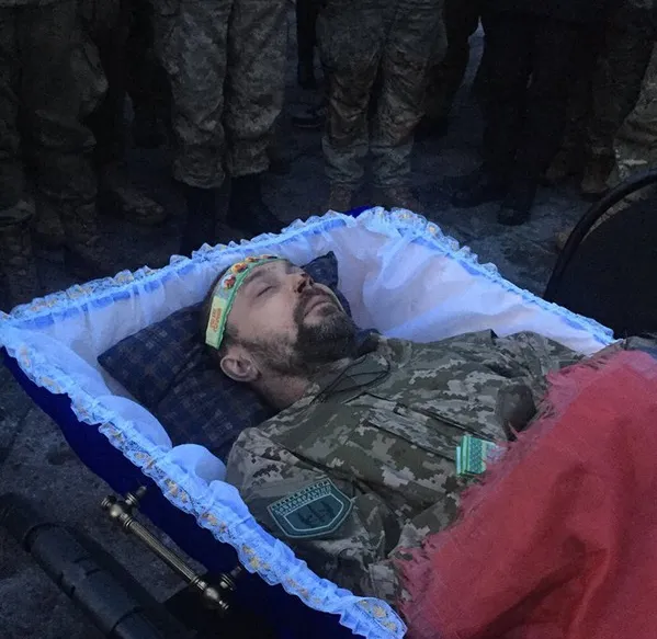 В Києві на Майдані Незалежності побратими попрощалися із другом «Семеном» (фото) — фото 3