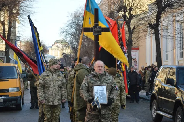 Франківці на колінах прощаються з бійцем АТО «Семеном» (фото) — фото 2