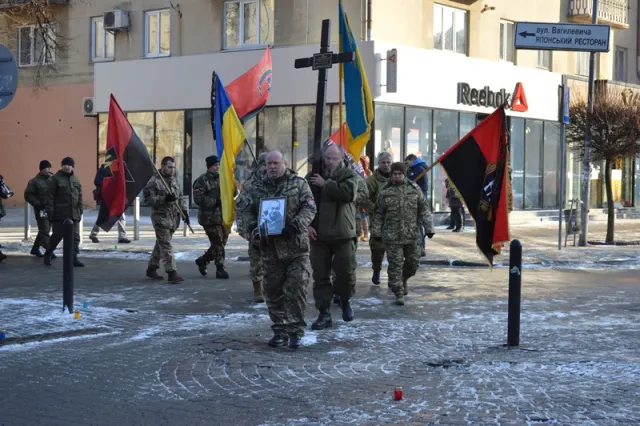 Франківці на колінах прощаються з бійцем АТО «Семеном» (фото) — фото 14