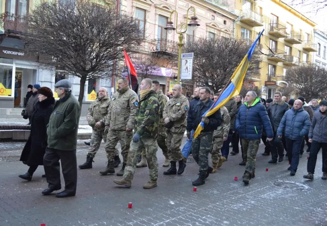Франківці на колінах прощаються з бійцем АТО «Семеном» (фото) — фото 17