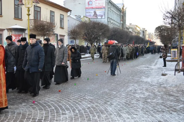 Франківці на колінах прощаються з бійцем АТО «Семеном» (фото) — фото 18