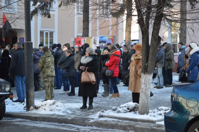 Франківці на колінах прощаються з бійцем АТО «Семеном» (фото) — фото 4