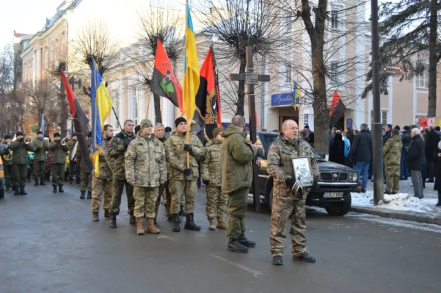 Франківці на колінах прощаються з бійцем АТО «Семеном» (фото) — фото 5
