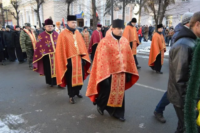 Франківці на колінах прощаються з бійцем АТО «Семеном» (фото) — фото 7