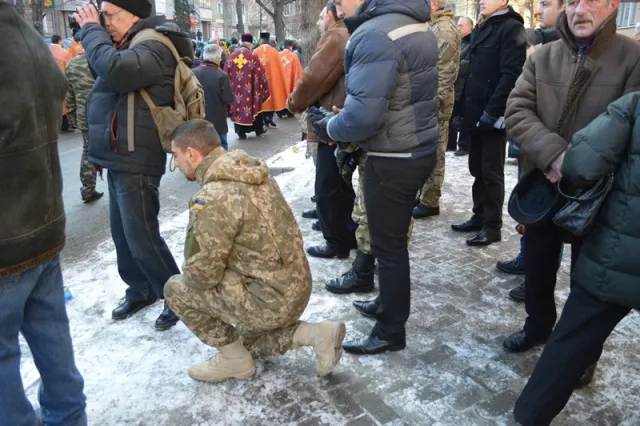 Франківці на колінах прощаються з бійцем АТО «Семеном» (фото) — фото 9