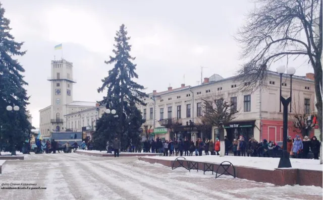 У Коломиї містяни утворили "живий ланцюг єдності» до дня Соборності України (фото+відео) — фото 9