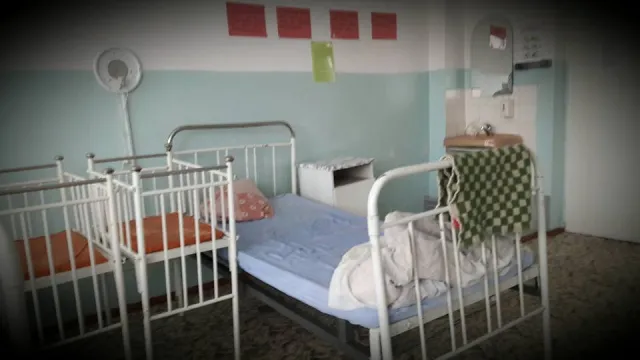 "Тумбочки, які не закриваються, облуплені дитячі ліжечка, заклеєні скотчем вікна, обдертий лінолеум", - пацієнтка обурена жахливими умовами перинатального центру (фото) — фото 19