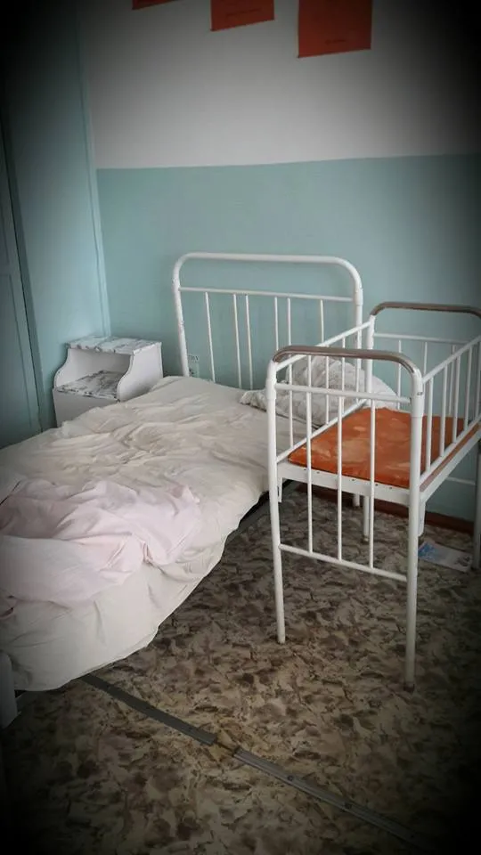 "Тумбочки, які не закриваються, облуплені дитячі ліжечка, заклеєні скотчем вікна, обдертий лінолеум", - пацієнтка обурена жахливими умовами перинатального центру (фото) — фото 7