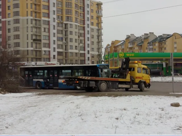 Один из недавно закупленных немецких крупногабаритных автобусов, из-за поломки, простоял все выходные на улице Довженко (фото) — фото 1