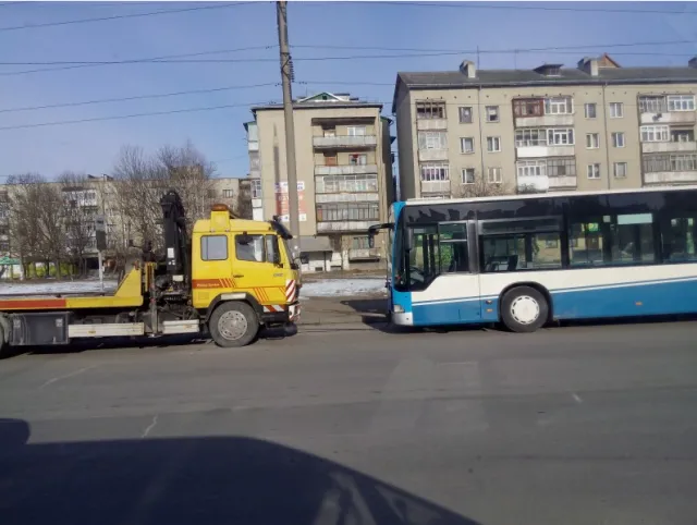 Один из недавно закупленных немецких крупногабаритных автобусов, из-за поломки, простоял все выходные на улице Довженко (фото) — фото 2