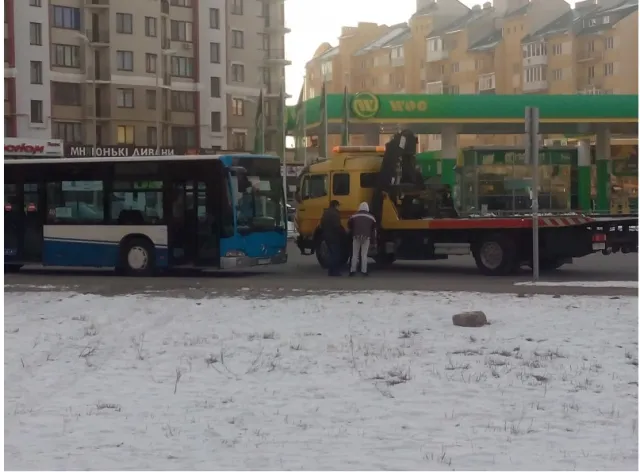 Один из недавно закупленных немецких крупногабаритных автобусов, из-за поломки, простоял все выходные на улице Довженко (фото) — фото 3