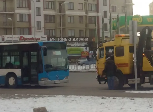 Один из недавно закупленных немецких крупногабаритных автобусов, из-за поломки, простоял все выходные на улице Довженко (фото) — фото 4