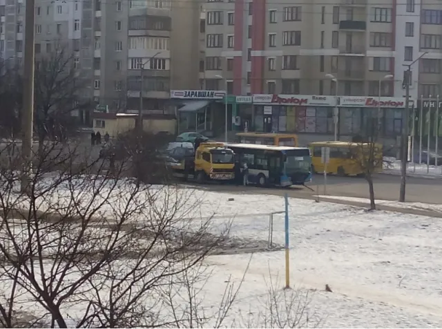 Один из недавно закупленных немецких крупногабаритных автобусов, из-за поломки, простоял все выходные на улице Довженко (фото) — фото 5