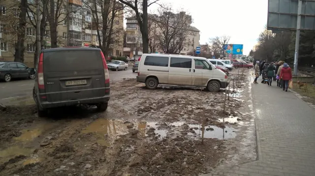 В Франковске возле детской больницы автомобили паркуютса на газоне, превратив его в сплошное месиво (фото) — фото 1