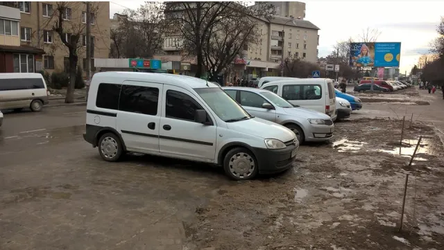В Франковске возле детской больницы автомобили паркуютса на газоне, превратив его в сплошное месиво (фото) — фото 2