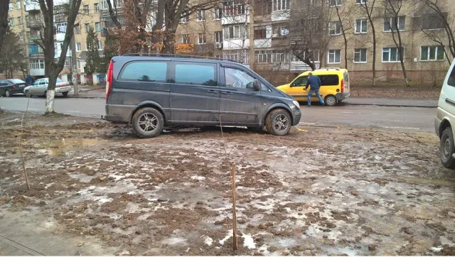 В Франковске возле детской больницы автомобили паркуютса на газоне, превратив его в сплошное месиво (фото) — фото 3