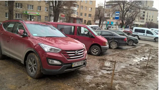 В Франковске возле детской больницы автомобили паркуютса на газоне, превратив его в сплошное месиво (фото) — фото 4