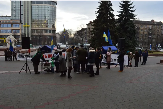 В Івано-Франківську активісти від ВО "Свобода" провели флешмоб проти дій уряду Яценюка (фото) — фото 1