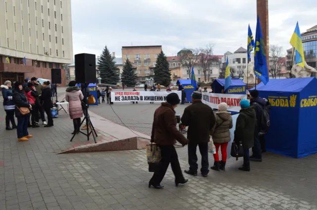 В Івано-Франківську активісти від ВО "Свобода" провели флешмоб проти дій уряду Яценюка (фото) — фото 2