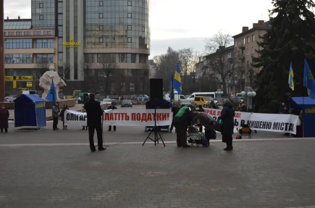 В Івано-Франківську активісти від ВО "Свобода" провели флешмоб проти дій уряду Яценюка (фото) — фото 3