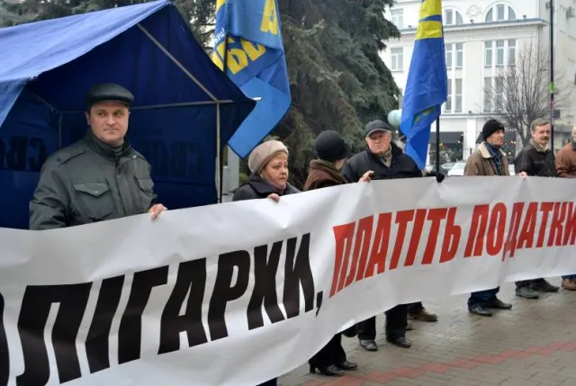 В Івано-Франківську активісти від ВО "Свобода" провели флешмоб проти дій уряду Яценюка (фото) — фото 6