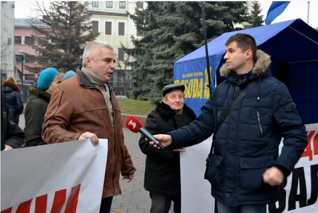 В Івано-Франківську активісти від ВО "Свобода" провели флешмоб проти дій уряду Яценюка (фото) — фото 7